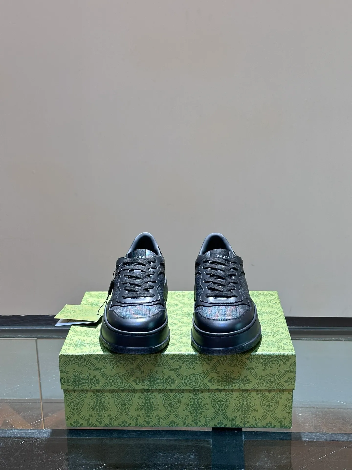 P640 Gucci men's thick-soled biscuit shoe sneakers. This sneaker adopts a thick-soled structure and cleverly uses the three elements of appearance design, color matching and material to show a retro style. The shoes are made of Demetra, a black sustainable material containing at least 70% renewable plant raw materials (viscose fiber, wood pulp, bio-based polyurethane), with a rubber sole. The Gucci web print adds a signature touch to this piece. Thick soles add 5cm to your height and instantly enhance your aura when worn!  Size: 38-44 (38 45 customized)